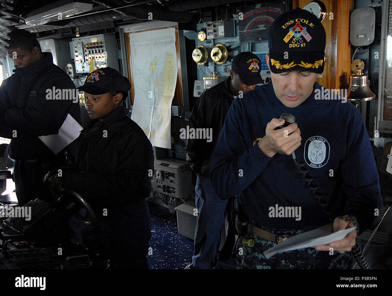 Ozean (Okt. 2010) 12, 2009) Cmdr. Edward Devinney, kommandierender Offizier der geführten Anti-raketen-Zerstörer USS Cole (DDG67), liest ein Denkmal Rede an die Crew in der 9. Jahrestag der Okt. 12, 2000 Terroranschlag auf Schiff, 17 Seeleute getötet und verletzt 39. Cole ist die Teilnahme an Übung gemeinsame Krieger 09-2, ein Vereinigtes Königreich-led, multinationale Übung für Interoperabilität zwischen alliierten Seestreitkräfte zu verbessern. Die Übung bereitet auch beteiligten Seestreitkräfte für eine Rolle im kombinierten Betrieb im kommenden Bereitstellungen. Stockfoto