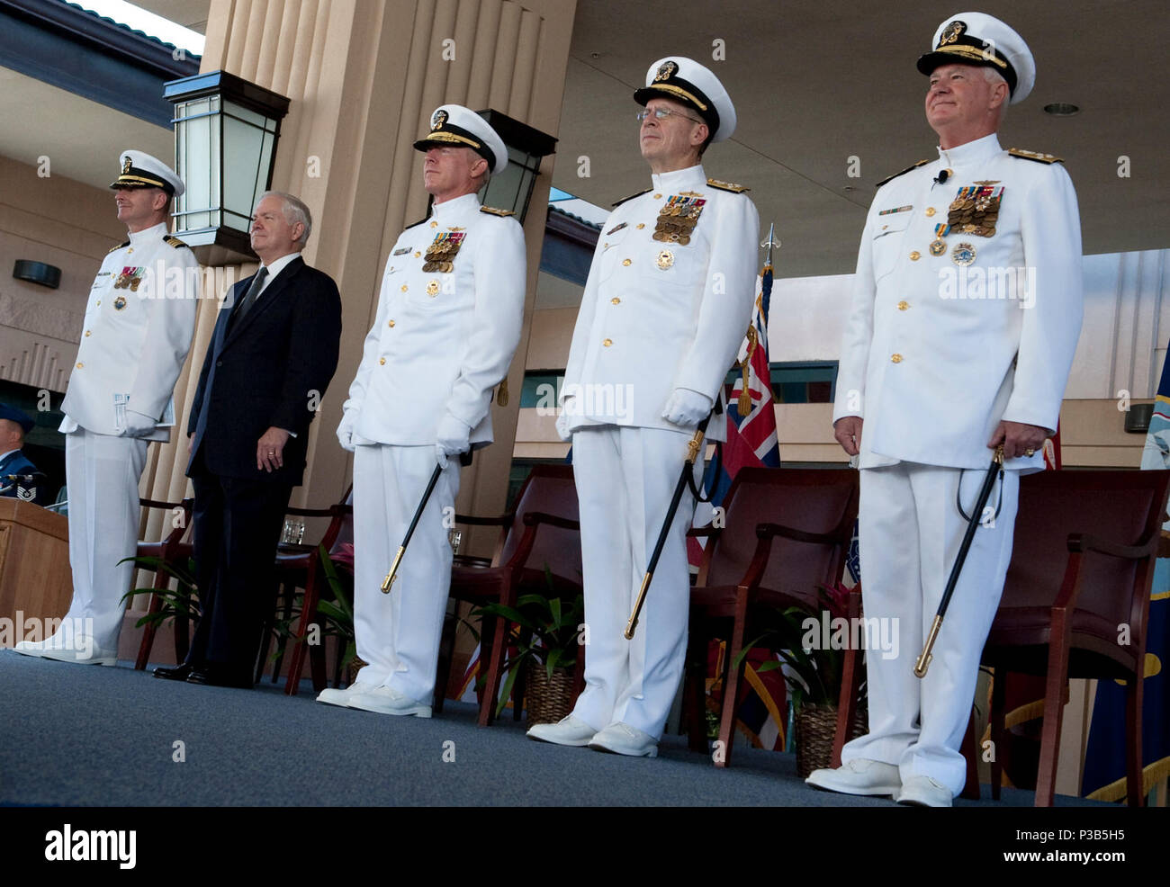 Von links, U.S. Navy Kapitän David G. Kloak, ein kaplan; Verteidigungsminister Robert M. Tore, Adm. Robert F. Willard, Kommandeur der US Pacific Command (FIRMA PACOM); Vorsitzender des Generalstabs Marine Adm. Mike Mullen; und Adm. Timothy Keating stand auf Aufmerksamkeit während der Firma Pacom Ändern des Befehls Zeremonie auf Lager HM Smith in Hawaii, Okt. 19, 2009. Während der Zeremonie, Willard entlastet Keating als Kommandant der Firma Pacom. (DoD Stockfoto