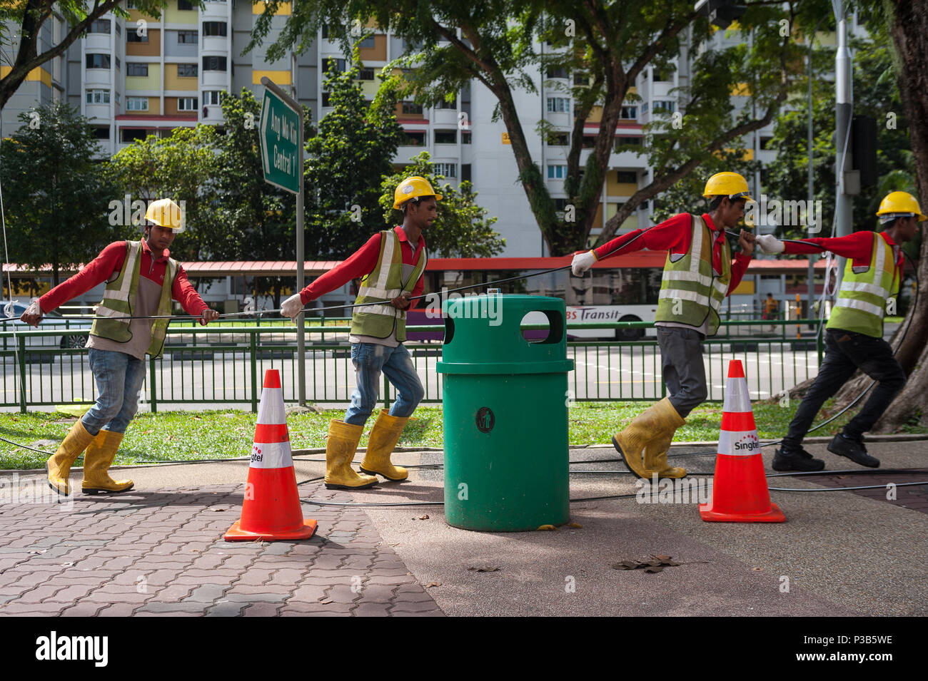 Singapur, Republik Singapur, Arbeiter legen Kabel Stockfoto