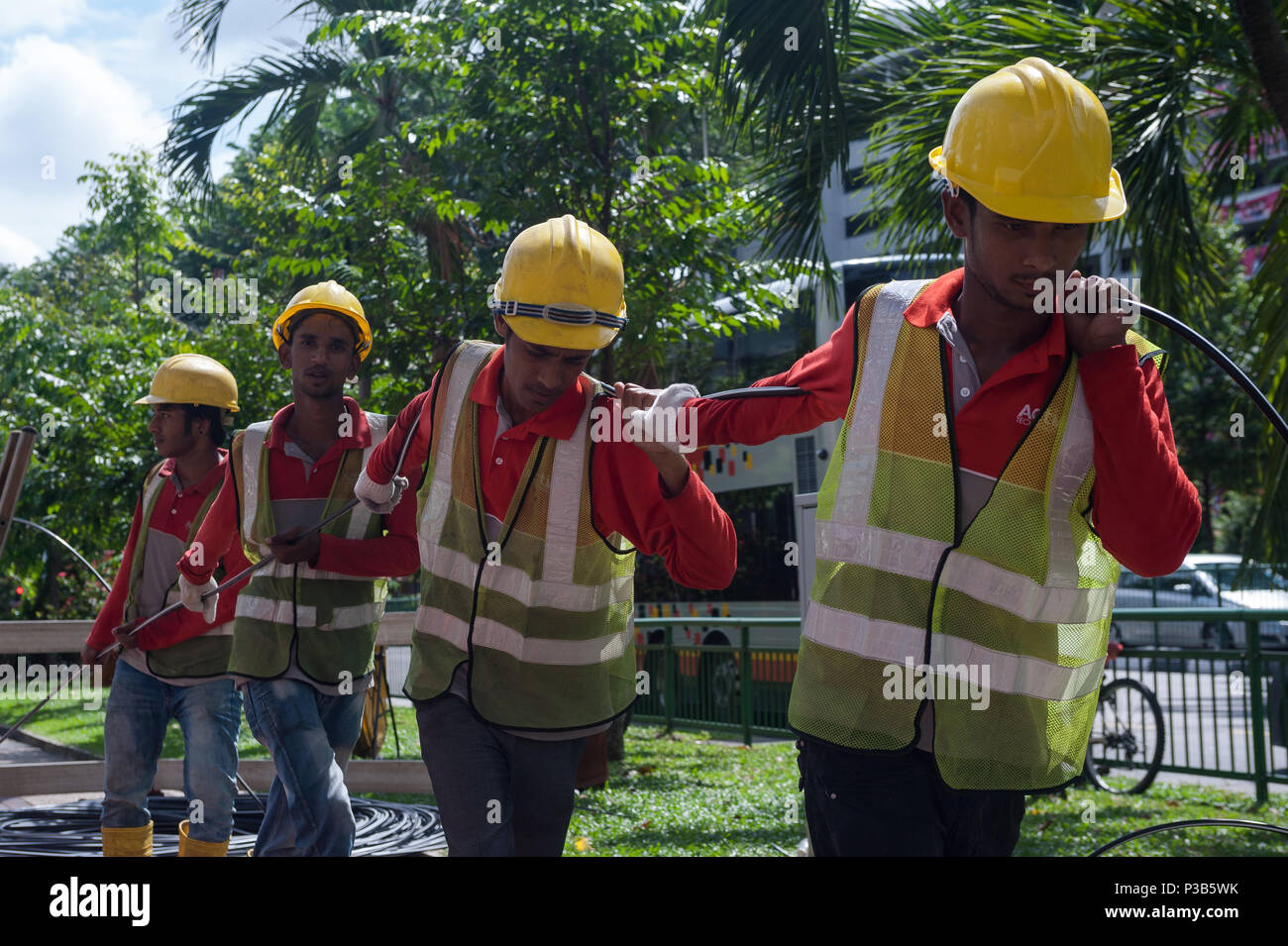 Singapur, Republik Singapur, Arbeiter legen Kabel Stockfoto