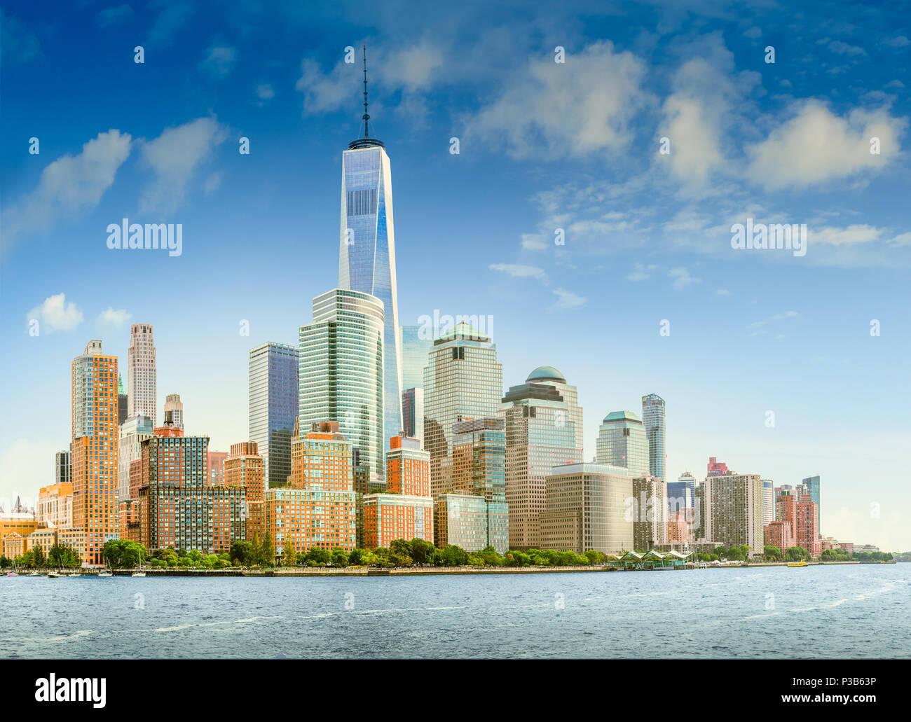 Blick auf Lower Manhattan, New York City aus dem Fluss Hudson, wo das One World Trade Center die Skyline dominiert Stockfoto