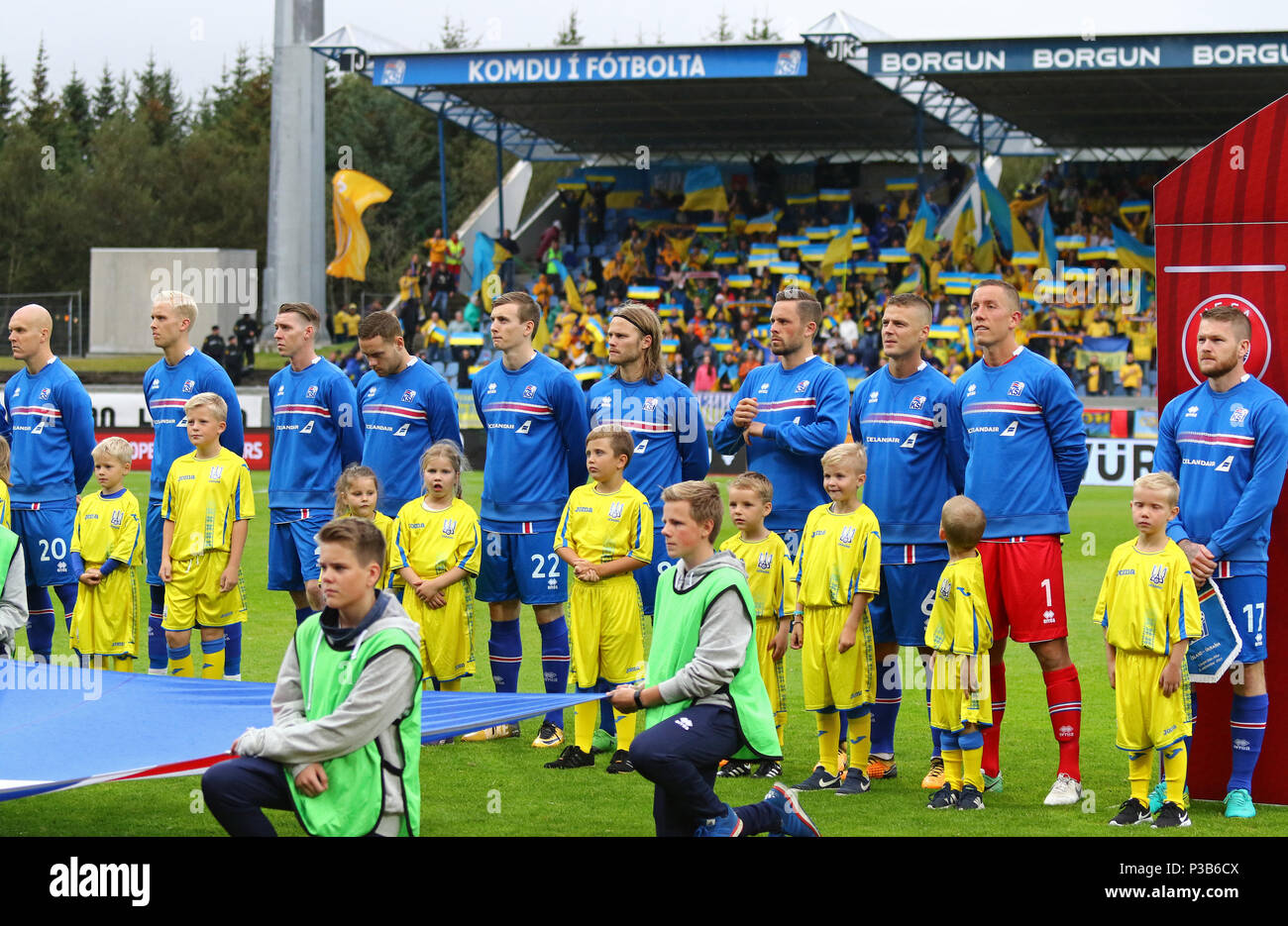 REYKJAVIK, Island - 5 September, 2017: die Spieler der Nationalmannschaft von Island hören Nationalhymnen vor der FIFA Fußball-Weltmeisterschaft 2018 qualifizieren Stockfoto