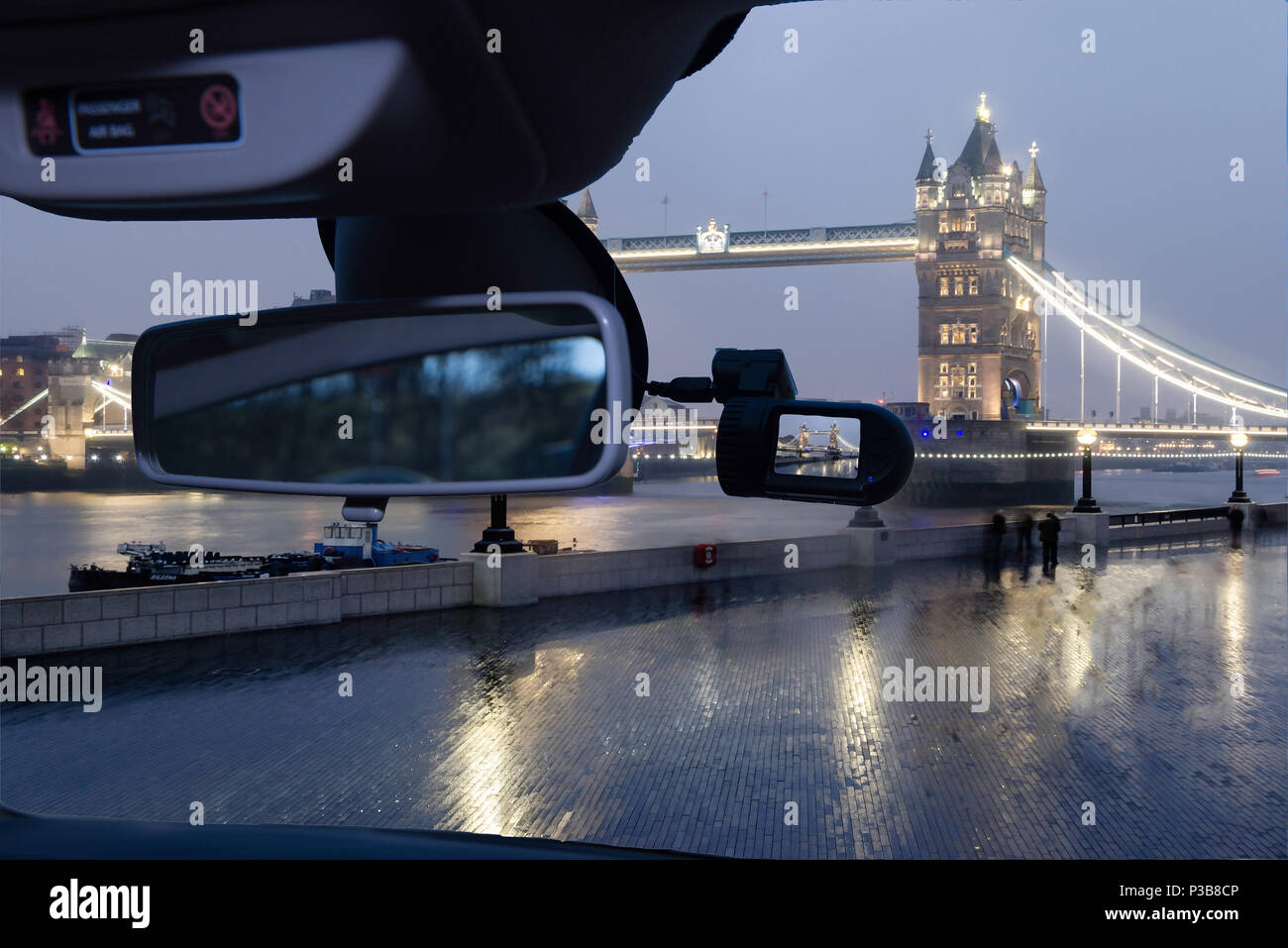 Blick durch eine Dashcam Auto Kamera auf eine Windschutzscheibe mit Blick auf die Tower Bridge bei Nacht installiert, Wahrzeichen in London, Großbritannien Stockfoto