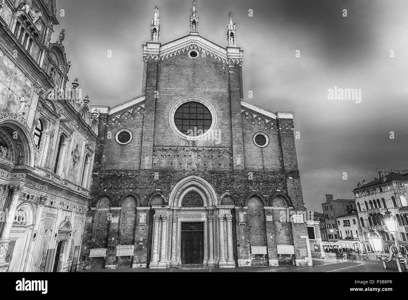 Malerische Aussicht bei Nacht von der Kirche der Heiligen Johannes und Paul, im Stadtteil Castello in Venedig, Italien Stockfoto