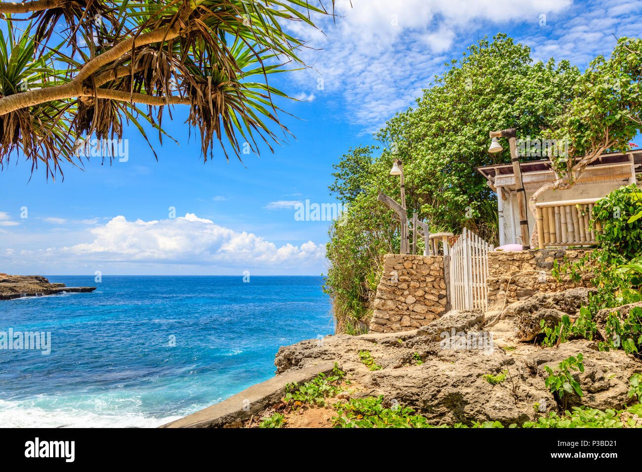 Blick auf Sunset Point: Ozean, Wolken, Bäume. Nusa Lembongan, Indonesien Stockfoto