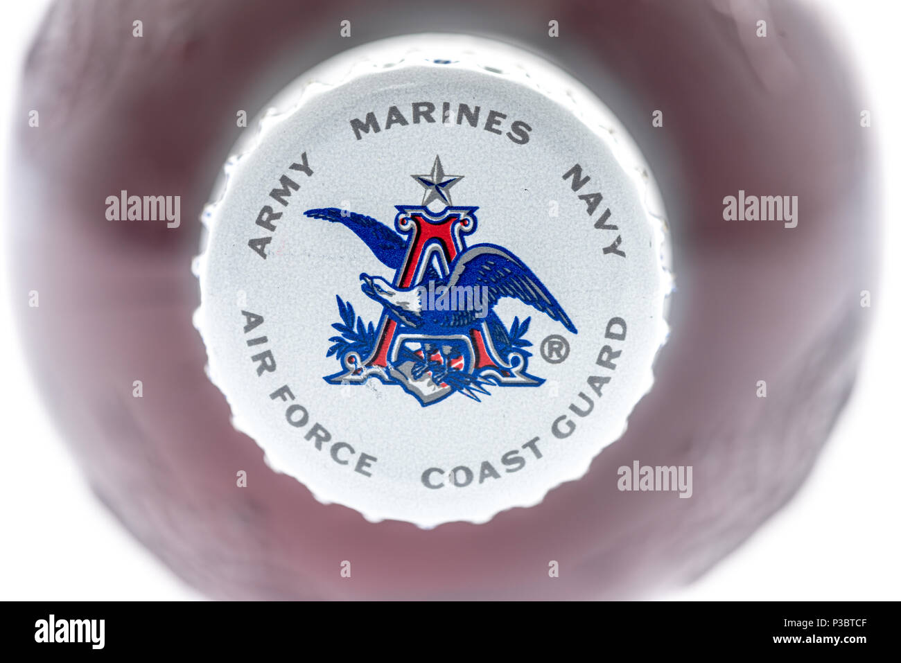 Winneconne, WI - 15. Juni 2018: eine Flasche Cap mit Anheuser Busch Symbol mit der Streitkräfte um es auf einem isolierten Hintergrund. Stockfoto