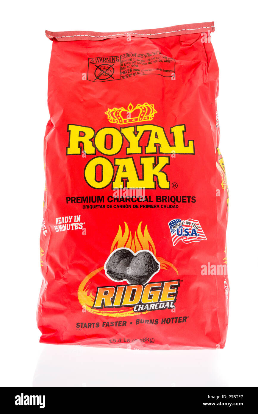 Winneconne, WI - 15. Juni 2018: Eine Tasche Royal Oak premium Holzkohle bisquets auf einem isolierten Hintergrund. Stockfoto