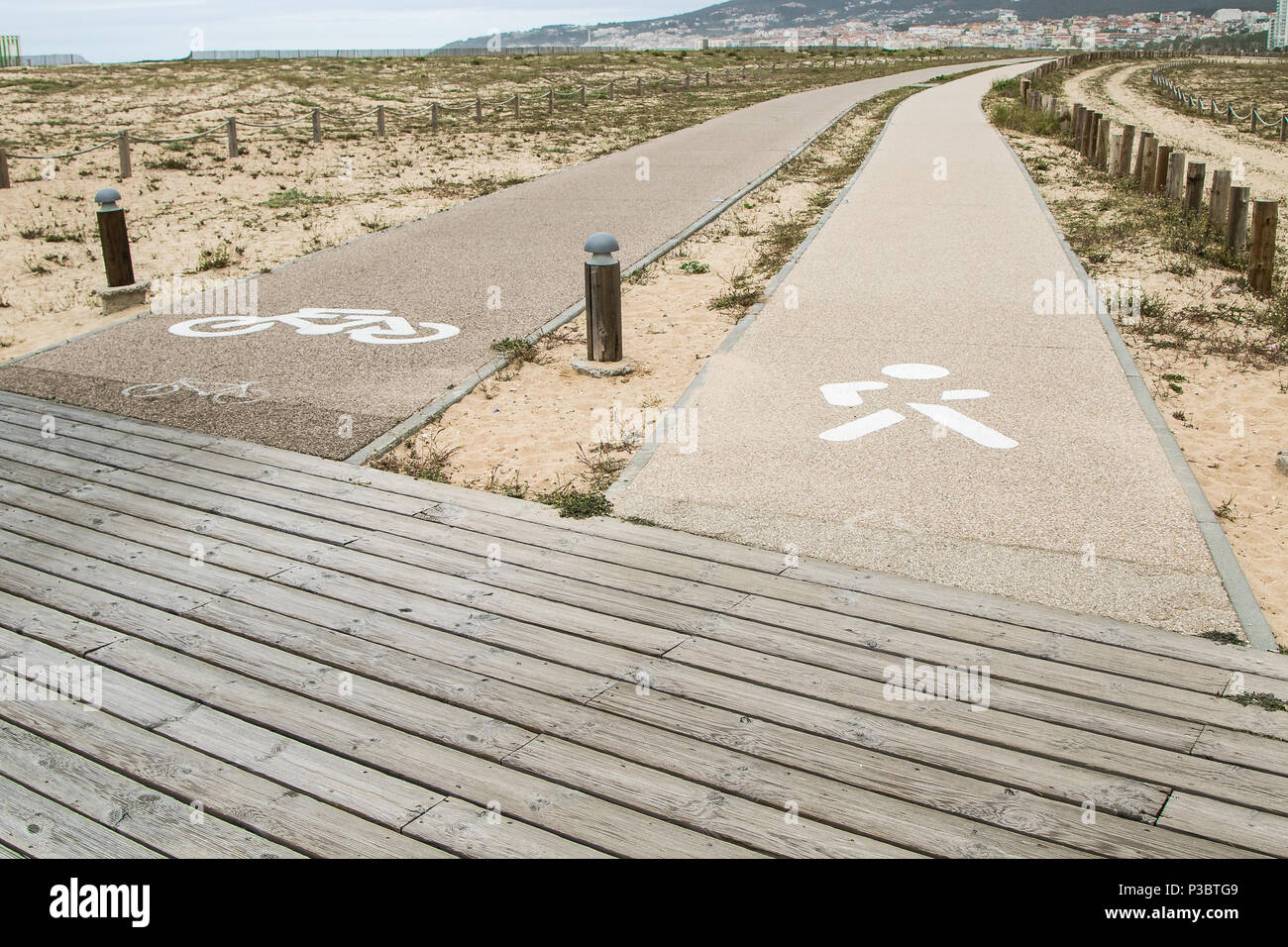 Parallele Pfade auf einem Strand für Fußgänger und Radfahrer markiert. Stockfoto