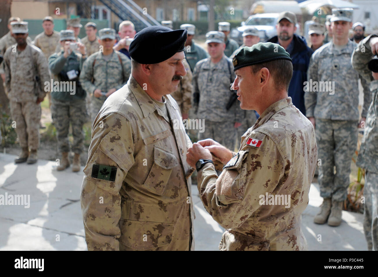 Kabul, Afghanistan (30. November 2009) - kanadische Generalmajor Mike Ward, rechts, stellvertretender Kommandeur der NATO Training Mission-Afghanistan (NTM-A) aus Ottawa, Ontario, präsentiert Kanadischen Chief Petty Officer 2nd class Trevor Frühling, von Pleasantville, Nova Scotia, mit dem Rang eines Chief Petty Officer 1. Klasse, die höchste Soldat Rang in der Kanadischen Marine. "Das ist der Höhepunkt meiner Karriere", sagte Feder. Die promotion wurde im Camp Eggers, Sitz der neu gegründeten Befehl, NATO Training Mission-Afghanistan, an November 30, 2009. Stockfoto