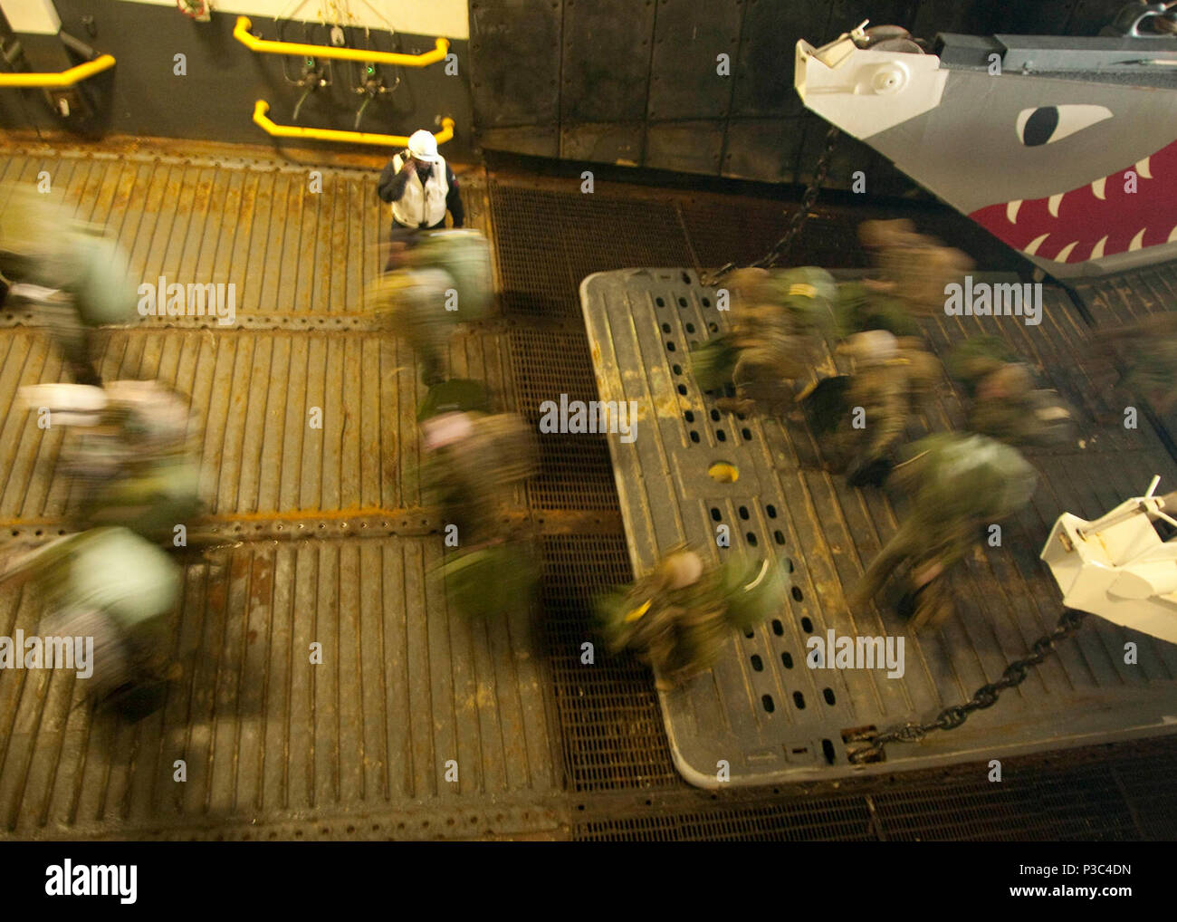 Us-Marines auf den 24 Marine Expeditionary Unit board Das amphibisches Schiff USS Nassau (LHA 4), während in den Atlantischen Ozean Dez. 6, 2009. Der Nassau amphibischen Bereitschaft Gruppe und begann 24. MEU nehmen an einer Zertifizierung vor der bevorstehenden Bereitstellung Anfang 2010. (DoD Stockfoto