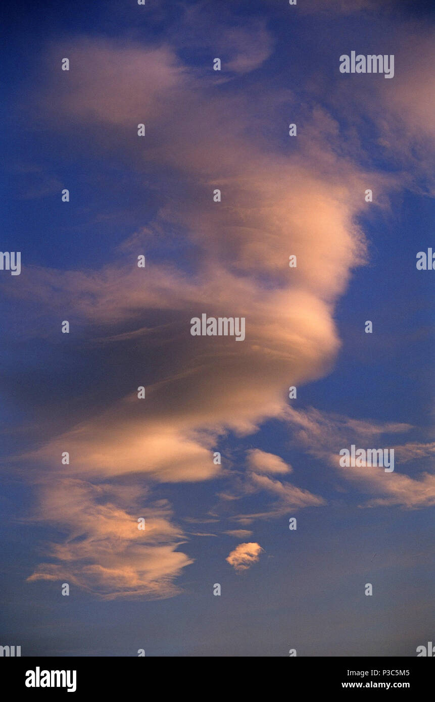 Lentikularwolken bei Sonnenuntergang in der Nähe von Castle Rock, Colorado Stockfoto