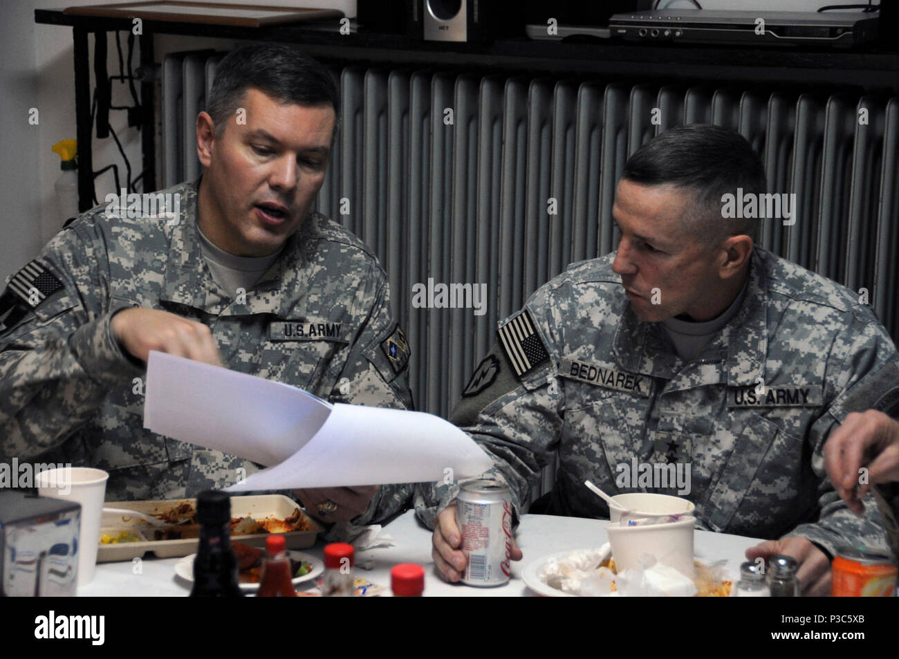 KABUL, Afghanistan - Brig. Gen. Gary S. Patton, stellvertretender Kommandierender General, Programme, Links, erörtert die Strategie mit Generalmajor Michael Bednarek, Commander Erste Armee Division Ost, bei einem Abendessen im "Ziege" Speisesaal im Camp Eggers, Kabul, Afghanistan gehalten am 10.12.2009. Die Strategie, das Abendessen wurde von Generalleutnant William B. Caldwell, IV, Kommandeur der NATO Training Mission - Afghanistan am 10.12.2009, und Generalleutnant Thomas G. Miller, Kommandierender General der ersten Armee und Brig. Simon Levey, Commander kombinierten Training Advisory Group. Die Generäle diskutiert bessere Auslastung o Stockfoto