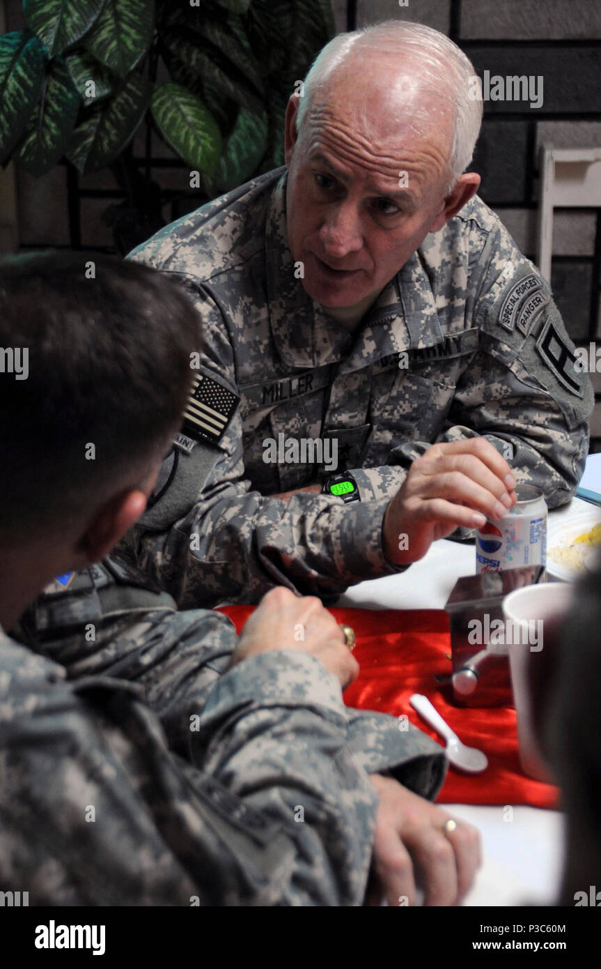 KABUL, Afghanistan - Generalleutnant Thomas G. Miller, Kommandierender General der ersten Armee, rechts, bespricht Strategie mit Generalleutnant William B. Caldwell, IV, Kommandeur der NATO Training Mission - Afghanistan, bei einem Abendessen im "Ziege" Speisesaal im Camp Eggers, Kabul, Afghanistan gehalten am 10.12.2009. Die Strategie, das Abendessen war Gehostet von Caldwell, und Generalmajor Michael Bednarek, Commander Erste Armee Division Ost, Brig. Gen. Gary S. Patton, stellvertretender Kommandierender General, Programme und Brig. Simon Levey, Commander kombinierten Training Advisory Group. Die Generäle diskutiert bessere Auslastung der forsc Stockfoto