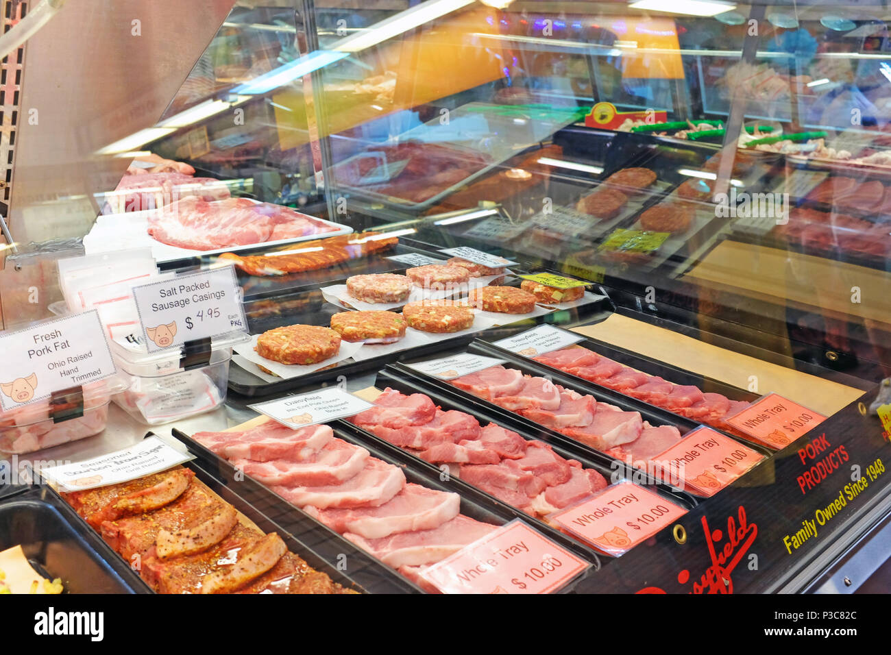 Frisches Schweinefleisch und verschiedene Fleisch zum Verkauf in einem Fall in der Westside Markt in Cleveland, Ohio, USA im Juni 2018 Preise Stockfoto