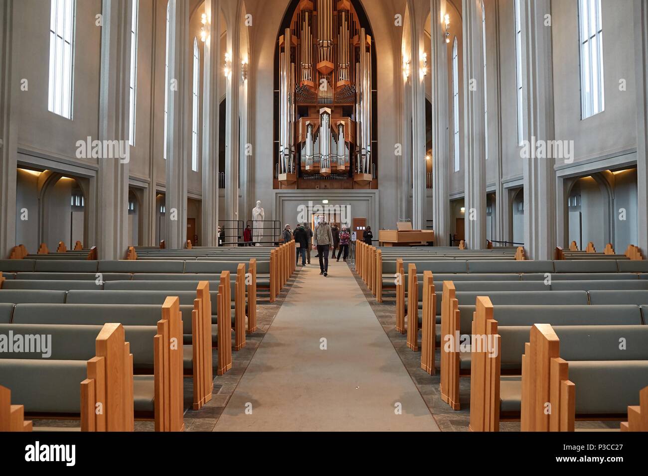 Moderne Kathedrale innen Stockfoto