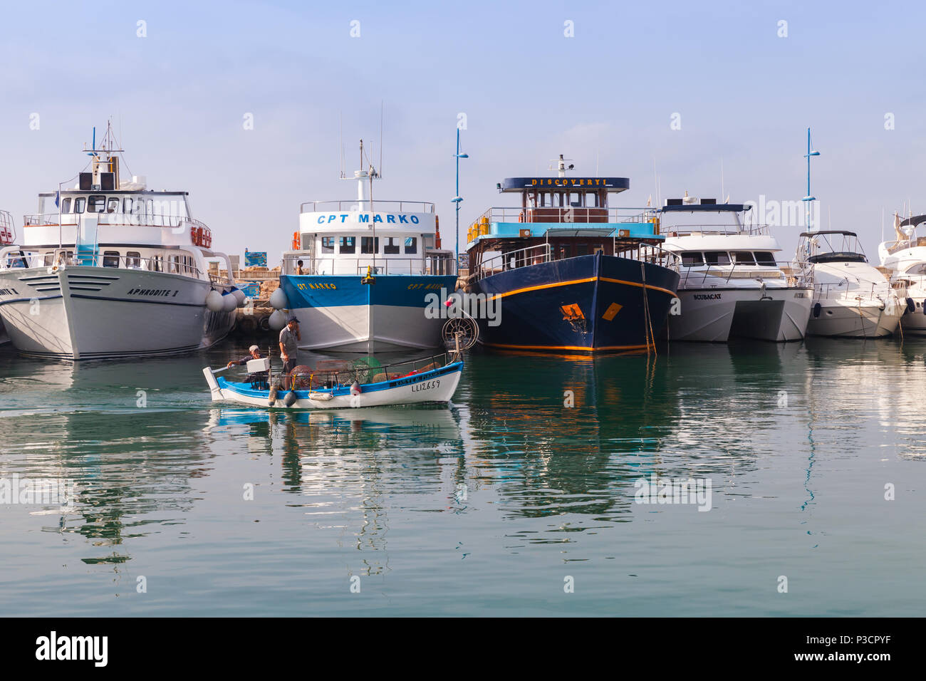 Ayia Napa, Zypern - 16. Juni 2018: Die griechischen Fischer auf blau weiß Holz- Motorboot geben Sie Agia Napa port Stockfoto
