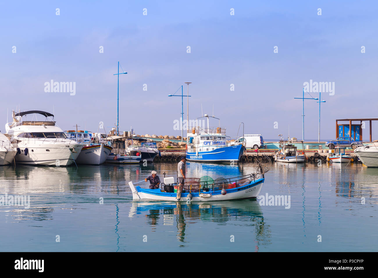 Ayia Napa, Zypern - 16. Juni 2018: Auf blau weiß Holz- Motorboot Fischer geben Sie Agia Napa Marina Stockfoto