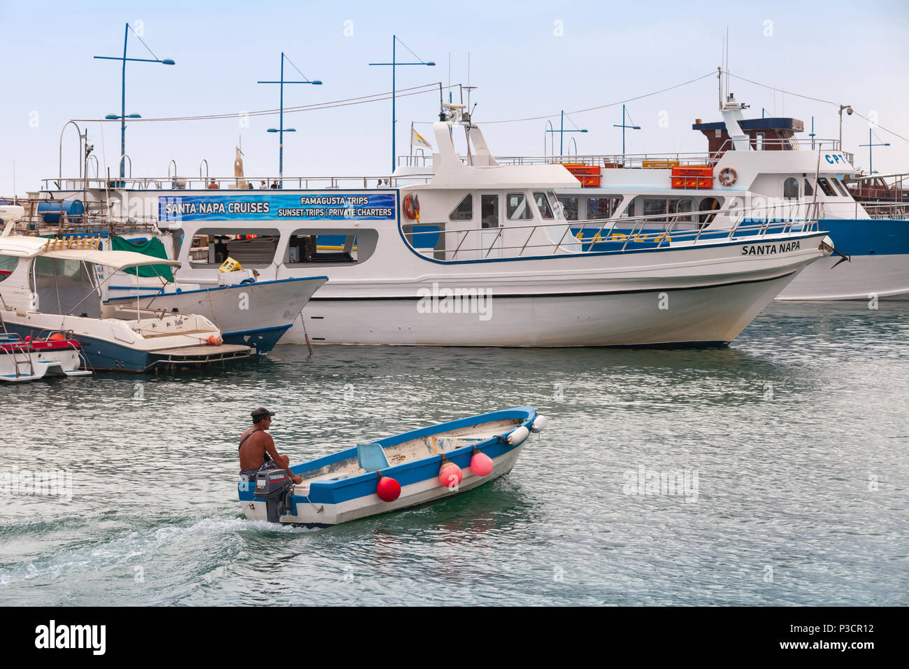 Ayia Napa, Zypern - 16. Juni 2018: Fischer auf blau weiß Holz- Motorboot in Agia Napa Marina Bay Stockfoto