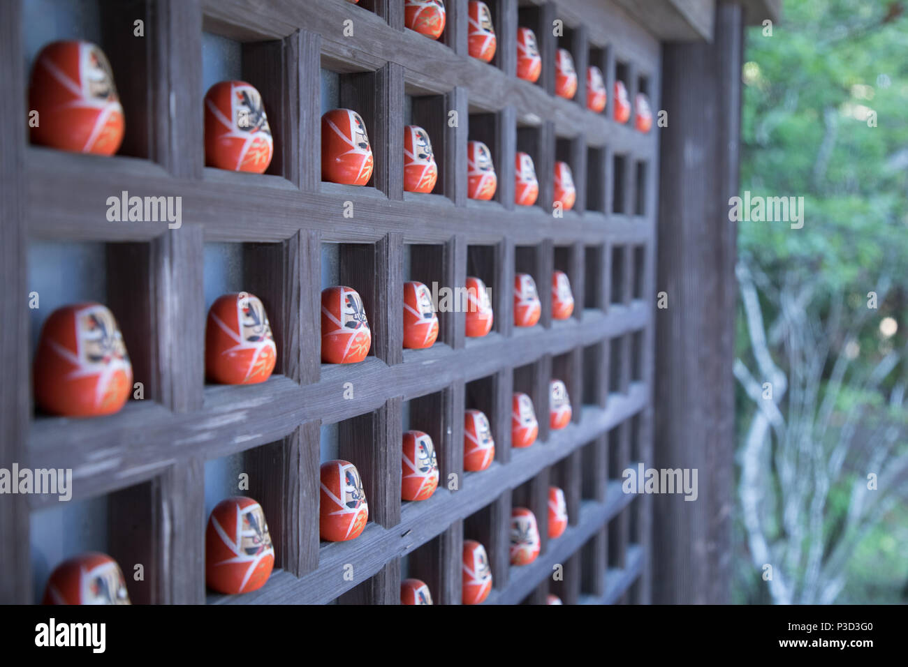 Glücksbringer Daruma Puppen auf Anzeige auf einem japanischen Schrein Stockfoto