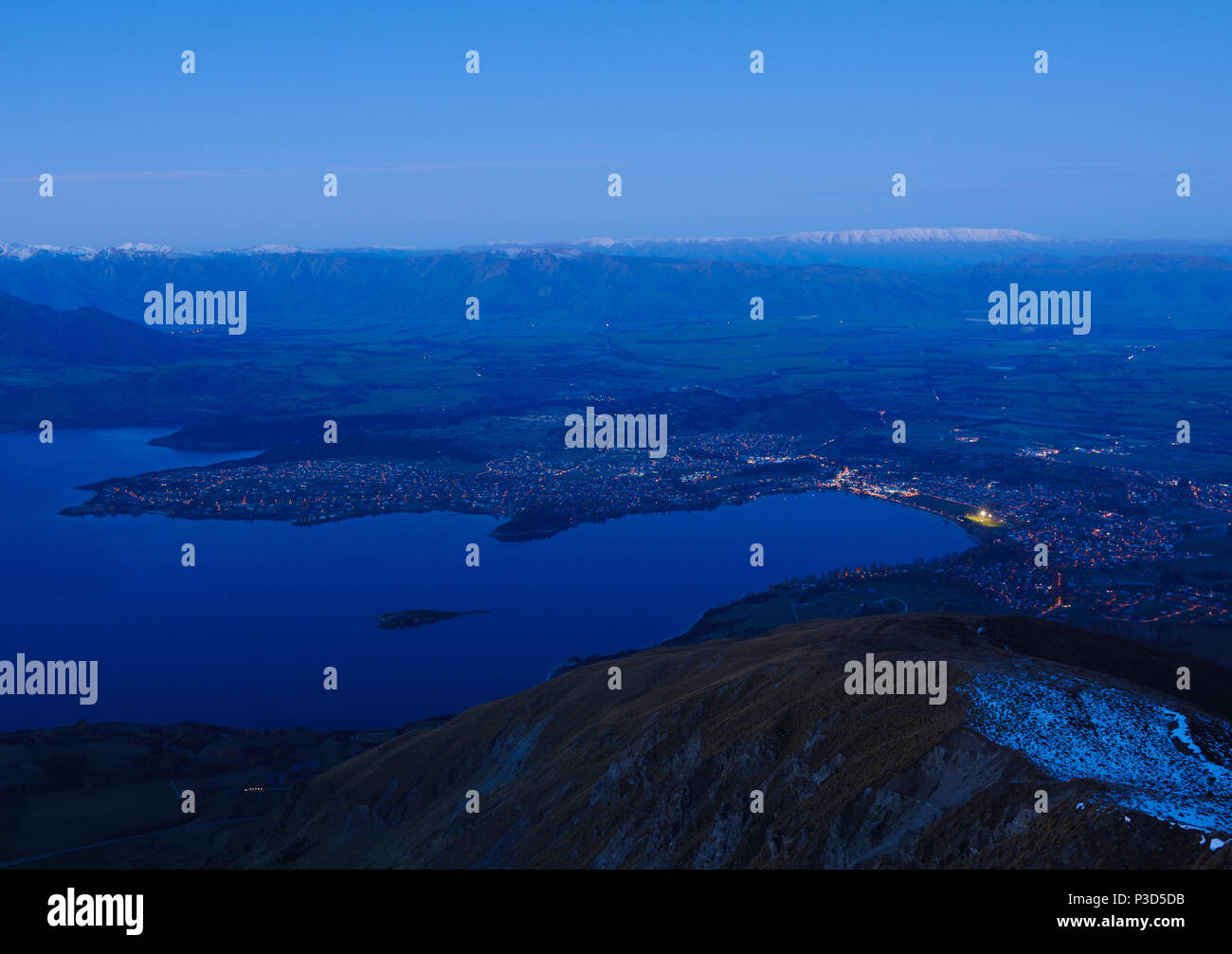 Bewölkt Nacht mit Blick auf den Lake Wanaka. Südinsel Neuseelands. Stockfoto