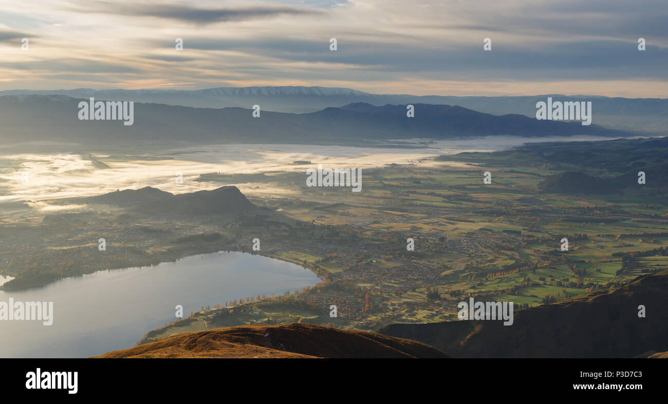 Bewölkt Morgen mit Blick auf den Lake Wanaka. Südinsel Neuseelands. Stockfoto