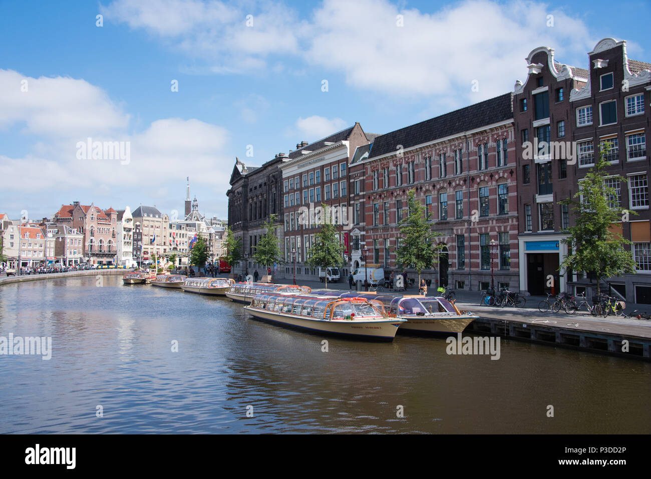 Glas überstieg touristischen Boote warten auf Ihre nächste Last der Passagiere Stockfoto