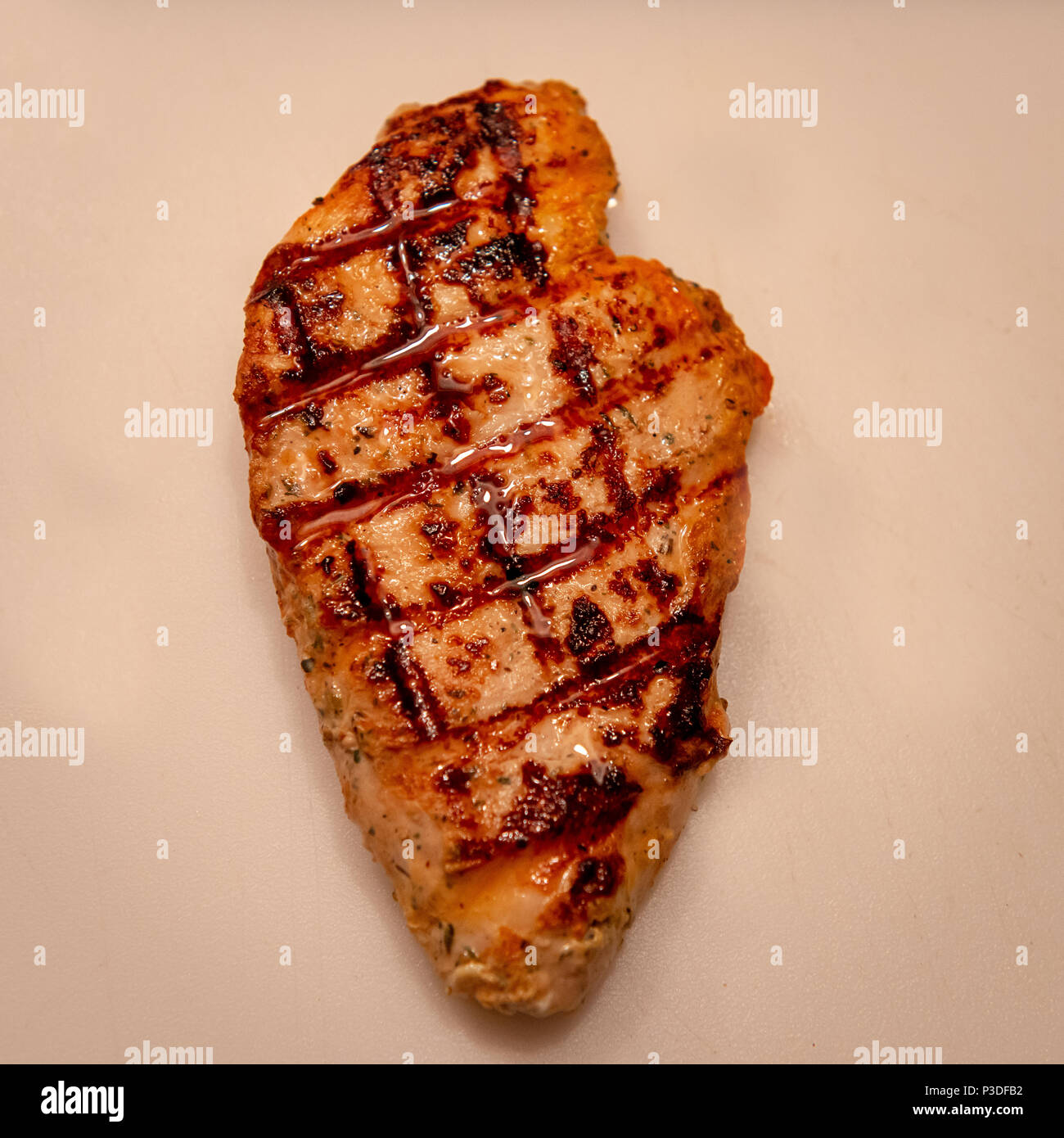 Gegrillte Hühnerbrust - Perfekt gegrillt mit klaren Linien. Ein lecker lecker Hühnerbrust bereit, gegessen zu werden. Perfektes Bild zu Ihrem Menü hinzuzufügen. Stockfoto