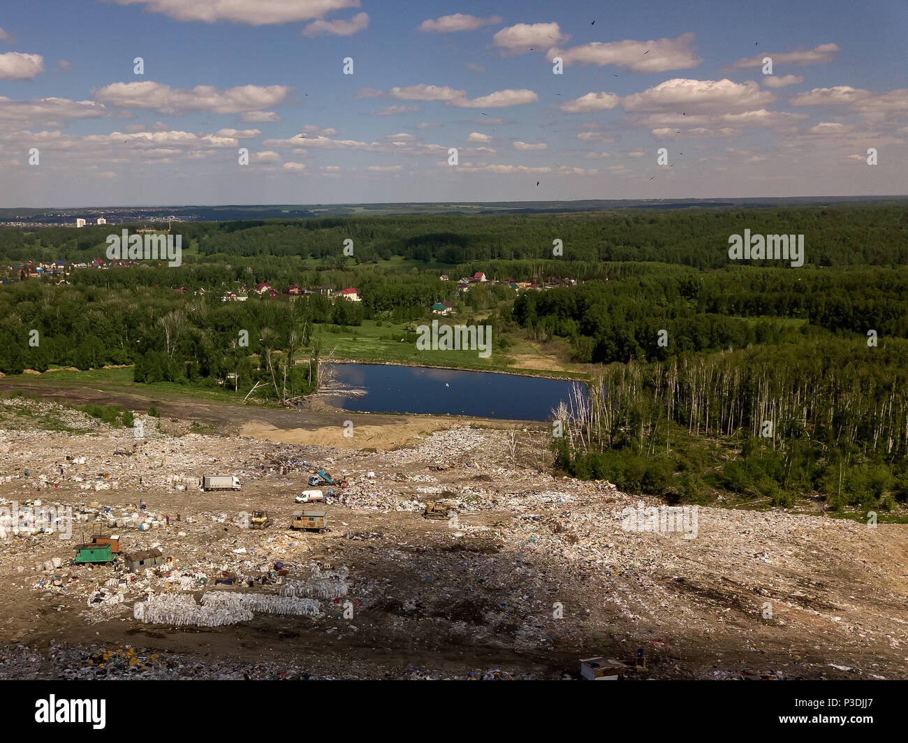 Die Umweltverschmutzung in der Nähe des Wasser. Antenne top anzeigen Foto von Flying drone von großen Abfallhaufen. Abfallhaufen in Müllkippe oder die Deponierung in der f Stockfoto