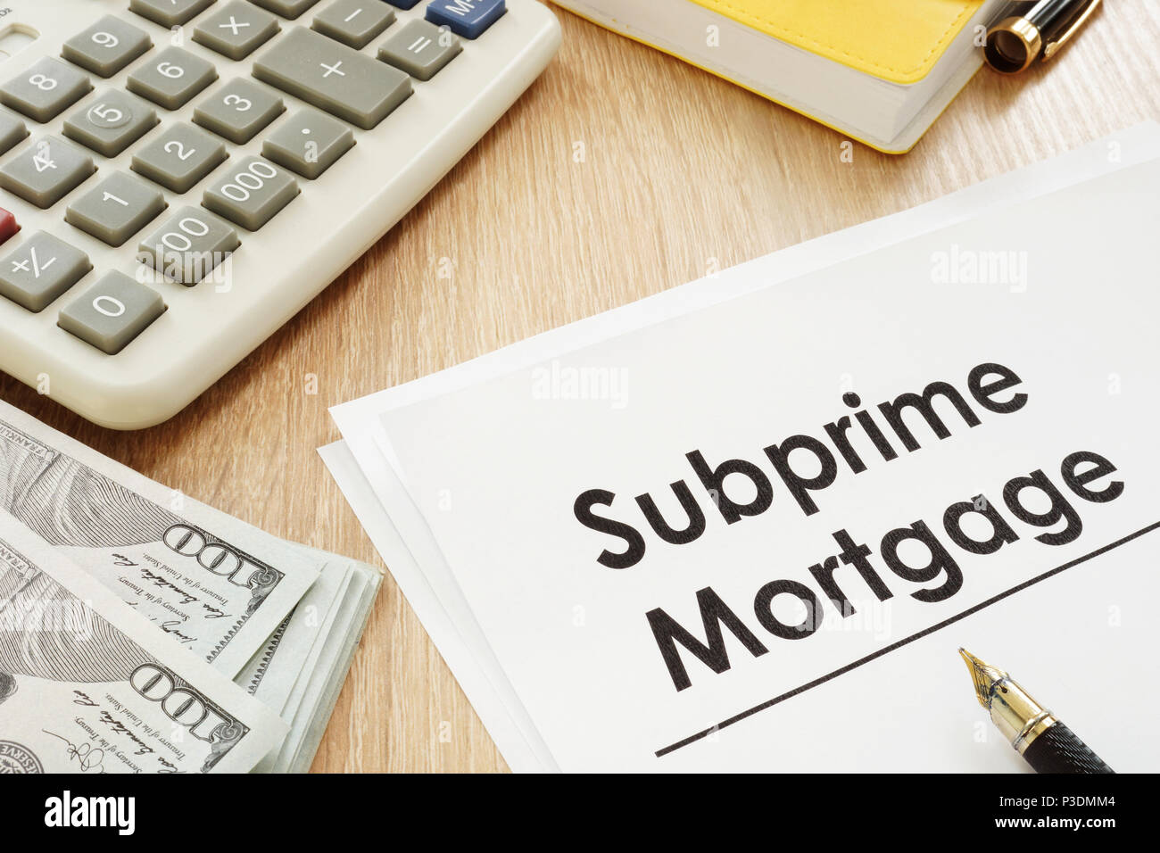 Subprime Hypothek Form, Taschenrechner und Kugelschreiber. Stockfoto