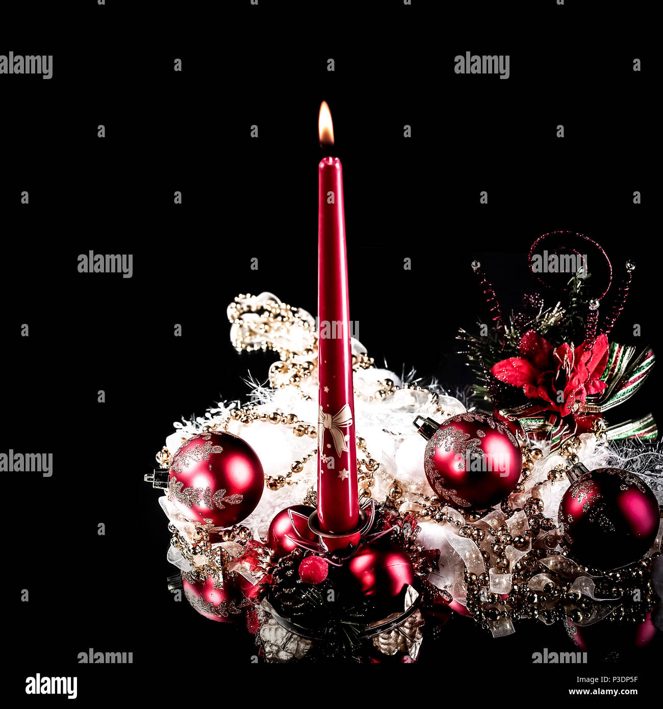 Schöne Weihnachten Zusammensetzung auf schwarzem Hintergrund Stockfoto