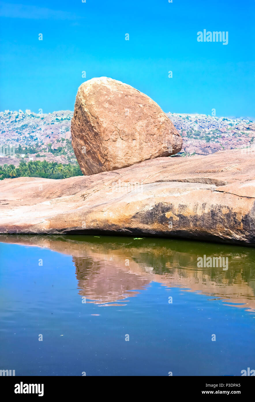 Einsamen Felsen Schatten im Wasser, Felsen von Hampi, Bundesstaat Karnataka, Indien. Stockfoto