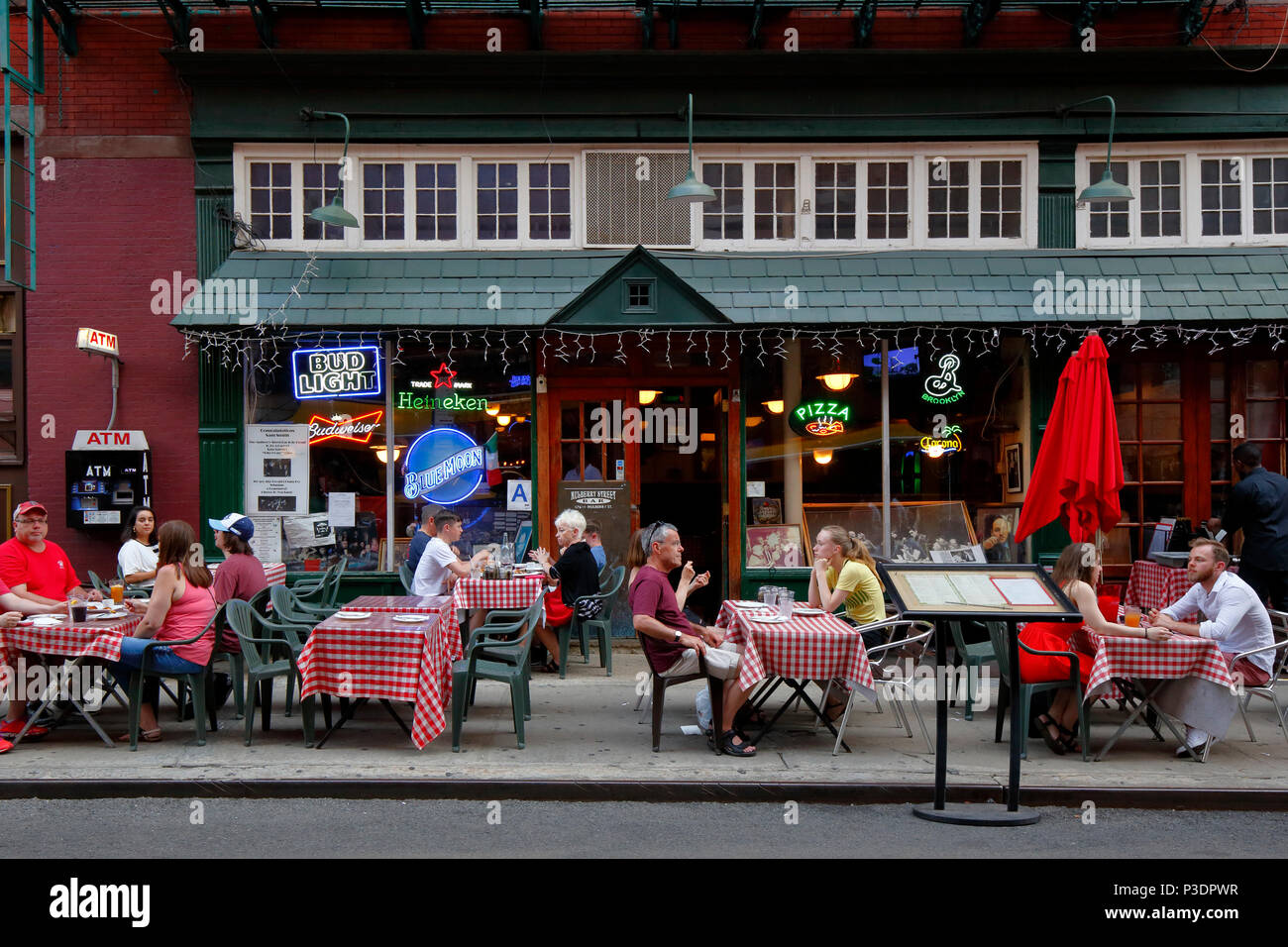 Mulberry Street Bar, 176 Mulberry St, New York, NY. aussen Verkaufsplattform, einer Bar und Straßencafé in der Little Italy Viertel von Manhattan. Stockfoto