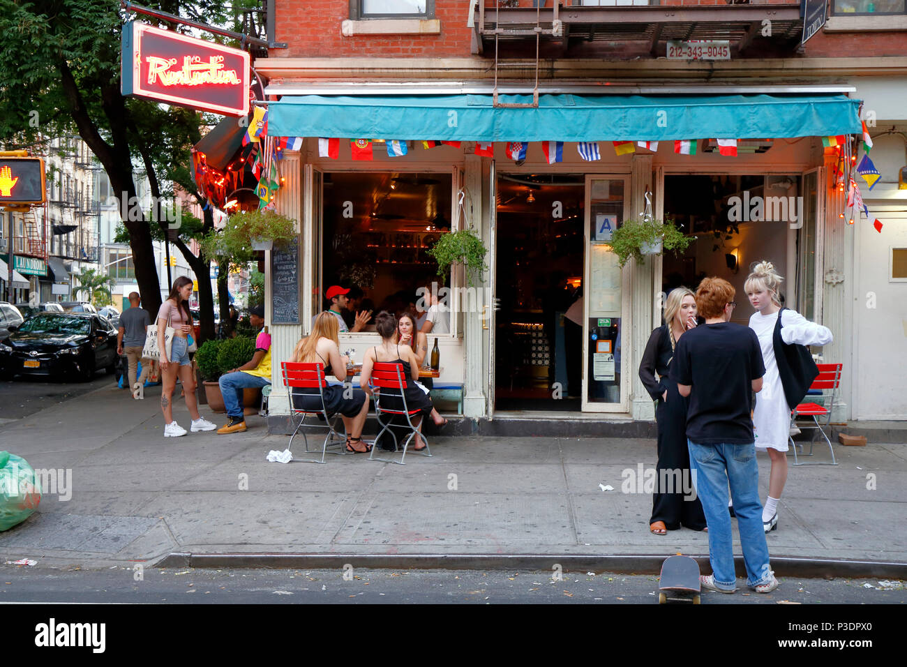 Rintintin, 14 Spring St, New York, NY. aussen Storefront eines Restaurants und Straßencafes in der nolita Gegend von Manhattan. Stockfoto