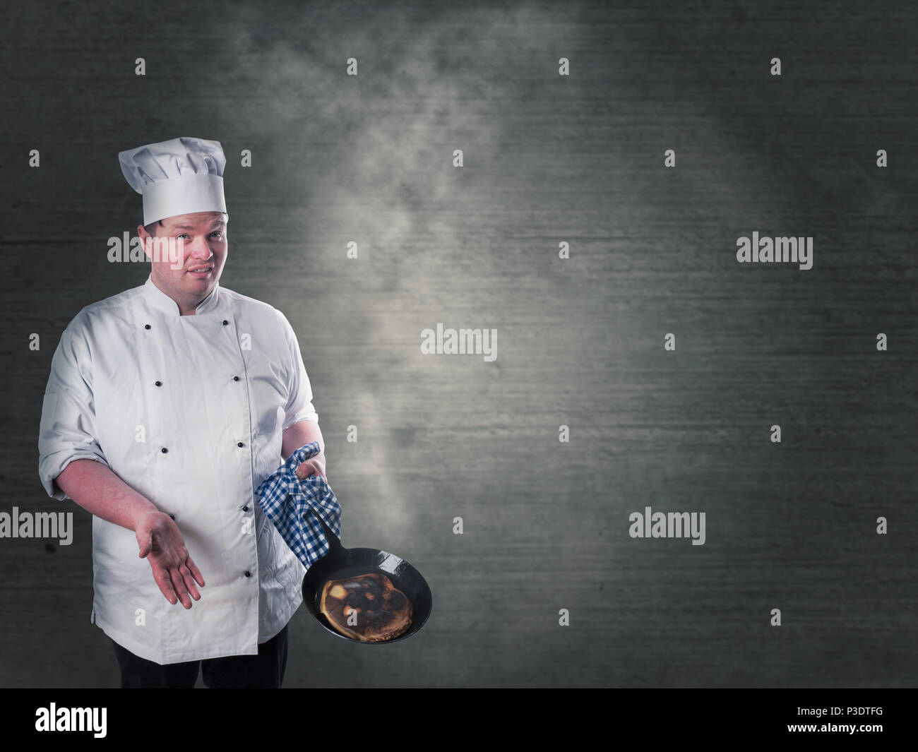 Koch hat Pfannkuchen in der Pfanne gebrannt Stockfoto