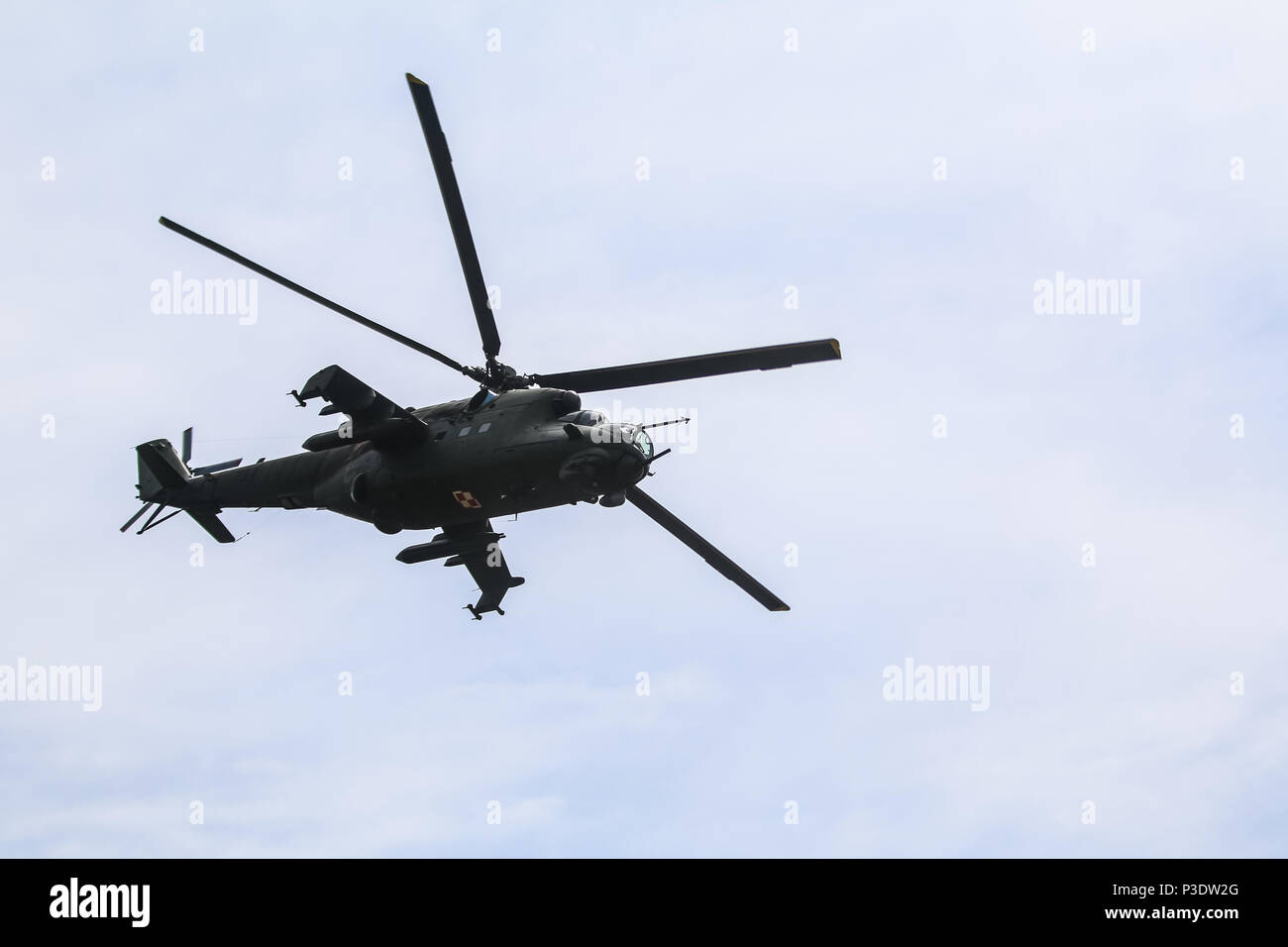 Eine polnische Armee Mil Mi-24 Hubschrauber, mit 15 mechanisierten Brigade, bietet Antenne Unterstützung für die US-Armee Soldaten mit der 1. Staffel, 2. Kavallerie Regiments, während einer Letalität Demonstration für übung Puma 2 mit Battle Group Polen Bemowo Piskie, Polen am 15. Juni 2018 im Rahmen der Sabre Streik 18. Die diesjährige Übung, die läuft von Juni 3-15, tests Verbündete und Partner aus 19 Ländern auf ihrer Fähigkeit, arbeiten zusammen, um die Aggression in der Region zu verhindern und die Fähigkeit der einzelnen Einheit ihre benannten Mission durchführen zu verbessern. (U.S. Armee Foto von SPC. Hubert D. Delany III/22 Mobil Stockfoto