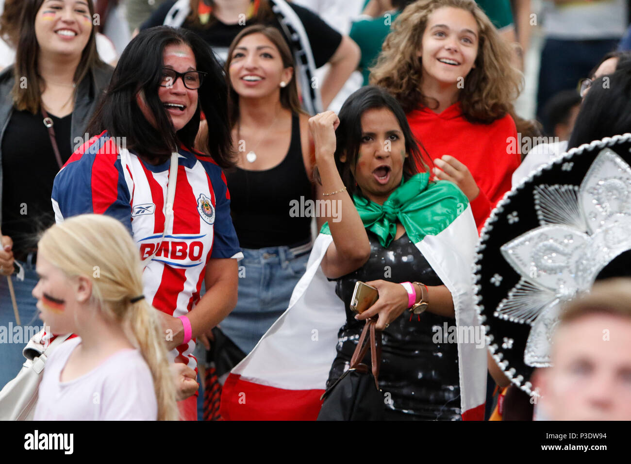 Frankfurt am Main, Deutschland. 17 Juni, 2018. Mexikanischen Fans feiern. 15.000 Fans kamen in die Commerzbank Arena in Frankfurt, zu beobachten Mexiko beat Deutschland mit 1 Tor in der ersten Gruppe F Spiel in der Gruppenphase der 2018 FIFA Fußball WM in Russland zu Null in Moskau. Quelle: Michael Debets/Pacific Press/Alamy leben Nachrichten Stockfoto