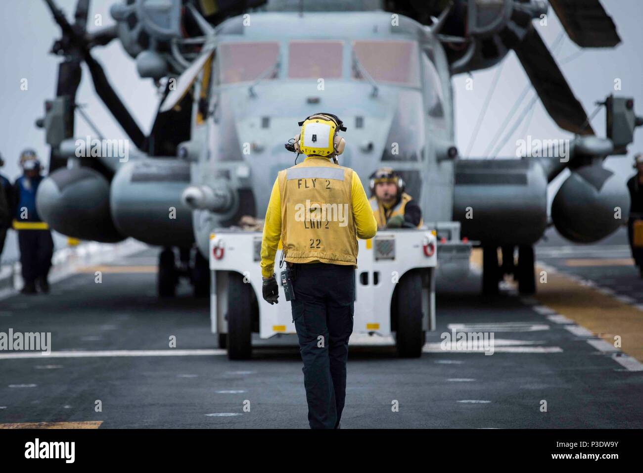 Us Navy Petty Officer 3rd Class Hao Vu, einer Luftfahrt Bootsmann mit der Essex Amphibious Ready Group (ARG), führt ein CH-53E Super Stallion an Bord der Wasp-Klasse amphibisches Schiff USS Essex (LL 2), während der Fahrt in den Pazifischen Ozean, 5. Juni 2018. Das Essex ARG und 13th Marine Expeditionary Unit (MEU) sind die Durchführung von Composite Trainingsgerät Übung (COMPTUEX), die letzte Übung vor der bevorstehenden Bereitstellung. Diese Übung überprüft die Fähigkeit der ARG/MEU team Anpassen und Ausführen Missionen in immer neuen, unbekannten Umgebungen. Nach Abschluss der COMPTUEX, dem 13. MEU und Ess Stockfoto