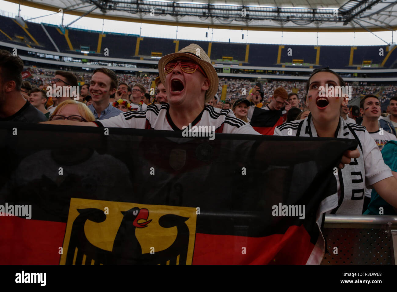 Frankfurt am Main, Deutschland. 17 Juni, 2018. 15.000 Fans kamen in die Commerzbank Arena in Frankfurt, zu beobachten Mexiko beat Deutschland mit 1 Tor in der ersten Gruppe F Spiel in der Gruppenphase der 2018 FIFA Fußball WM in Russland zu Null in Moskau. Quelle: Michael Debets/Pacific Press/Alamy leben Nachrichten Stockfoto