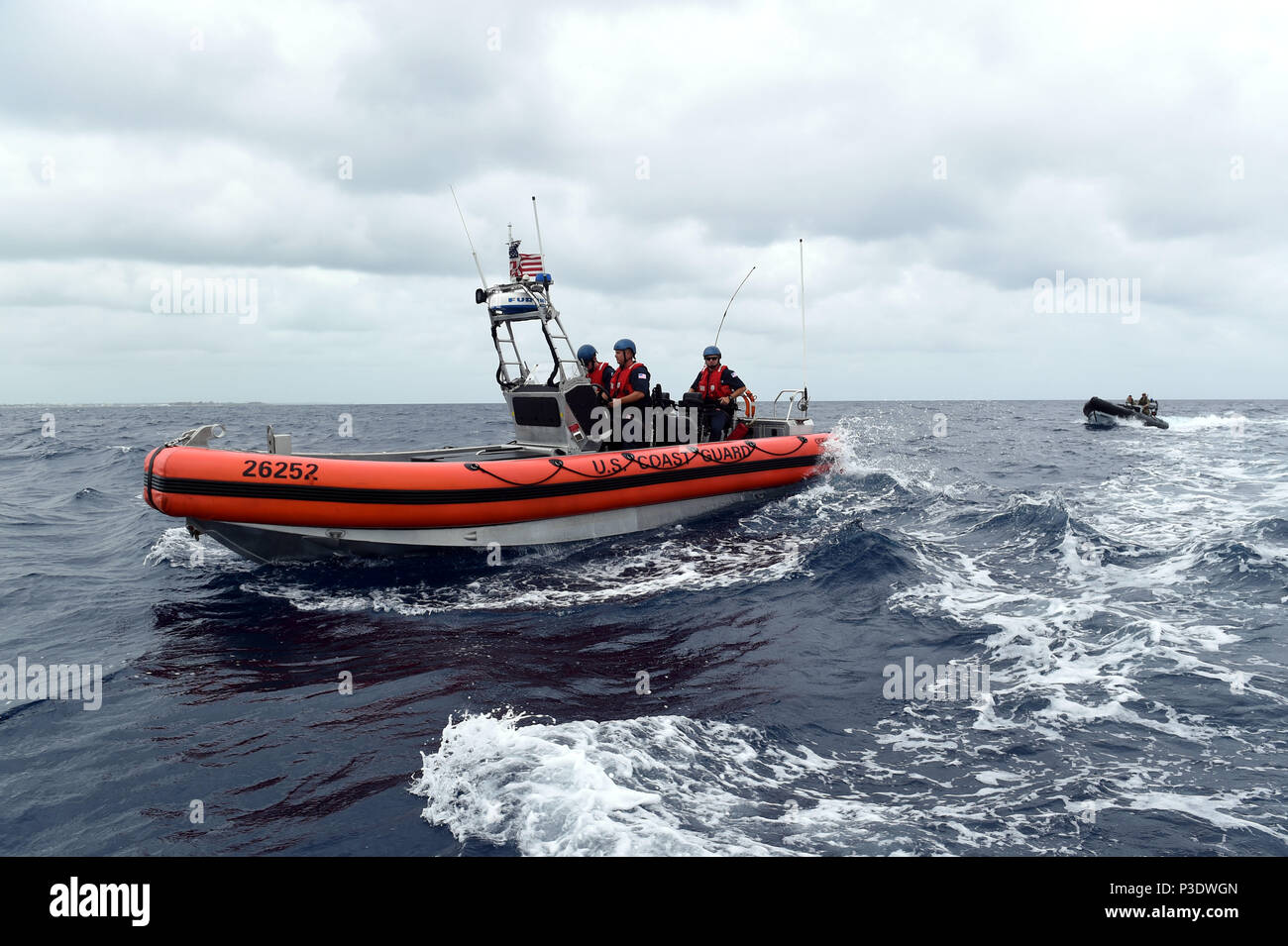 180613-N-RG 360-0177 NASSAU, Bahamas (13. Juni 2018) der US-Küstenwache zugeordnet USCG Cutter Charles David Jr. (WPC-1107) Verhalten in einem kleinen Boot nicht-konforme Schiffes verfahren Übung mit Royal Marine Commandos (rechts) während der TRADEWINDS 2018. Tradewinds ist ein US Southern Command gesponsert Übung, die Teilnehmenden karibischen Nationen die Gelegenheit, Sicherheit und Disaster Response Fähigkeiten zu verbessern. Der Fokus liegt in diesem Jahr bei der Bekämpfung der grenzüberschreitenden organisierten Kriminalität in der Region. (U.S. Marine Foto von Mass Communication Specialist 1 Class​ Melissa K. Russell/Freigegeben) Stockfoto