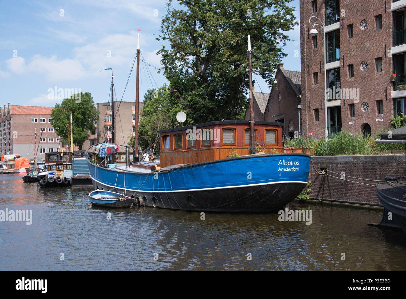 Ein Hausboot aus einem alten Sloop auf das Kanalsystem in Amsterdam umgewandelt Stockfoto