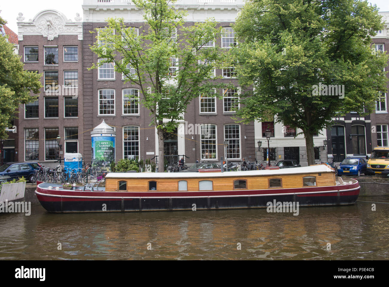 Schön restaurierte Kanal Hausboot in Amsterdam Stockfoto