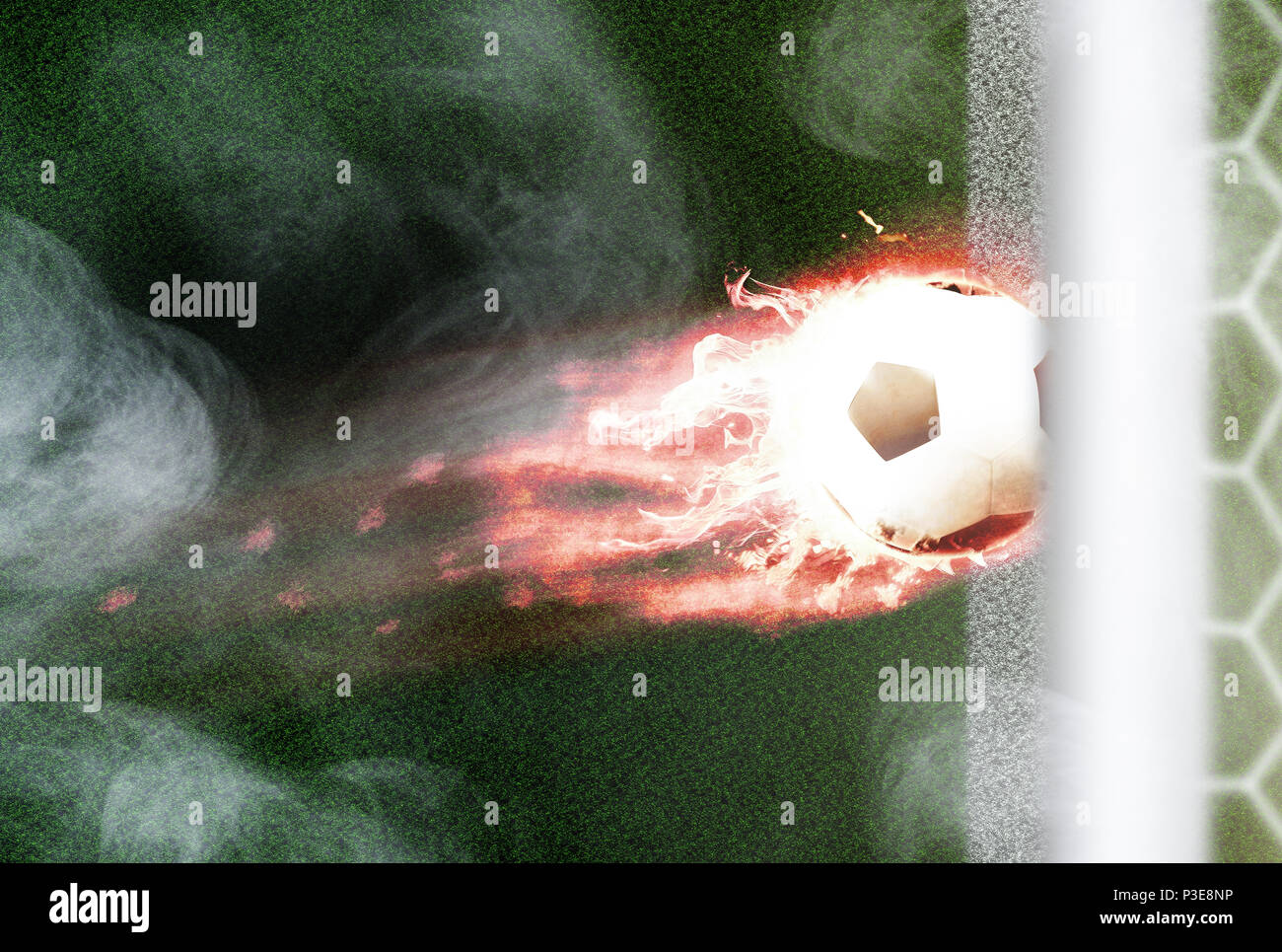 Brennende Fußball mit Schwanz von Flammen im Ziel Stockfoto