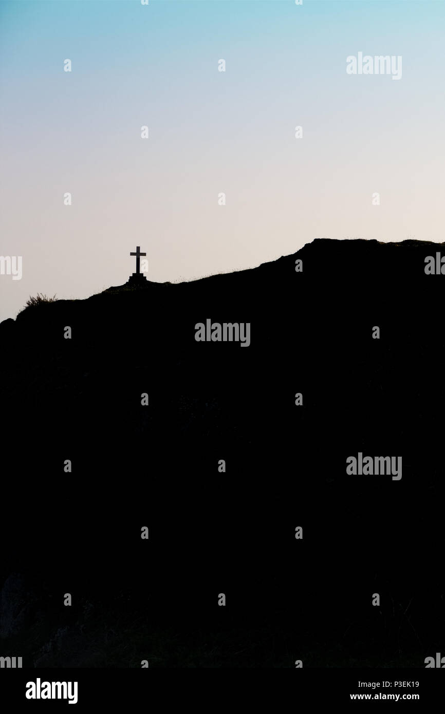 Silhouette eines Kreuzes auf einem Hügel Stockfoto
