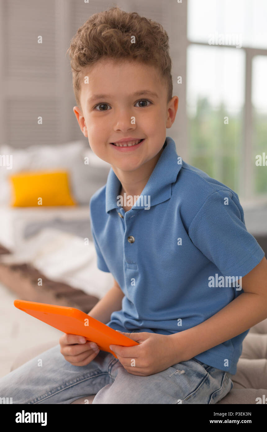 Babyblaues polo shirt -Fotos und -Bildmaterial in hoher Auflösung – Alamy