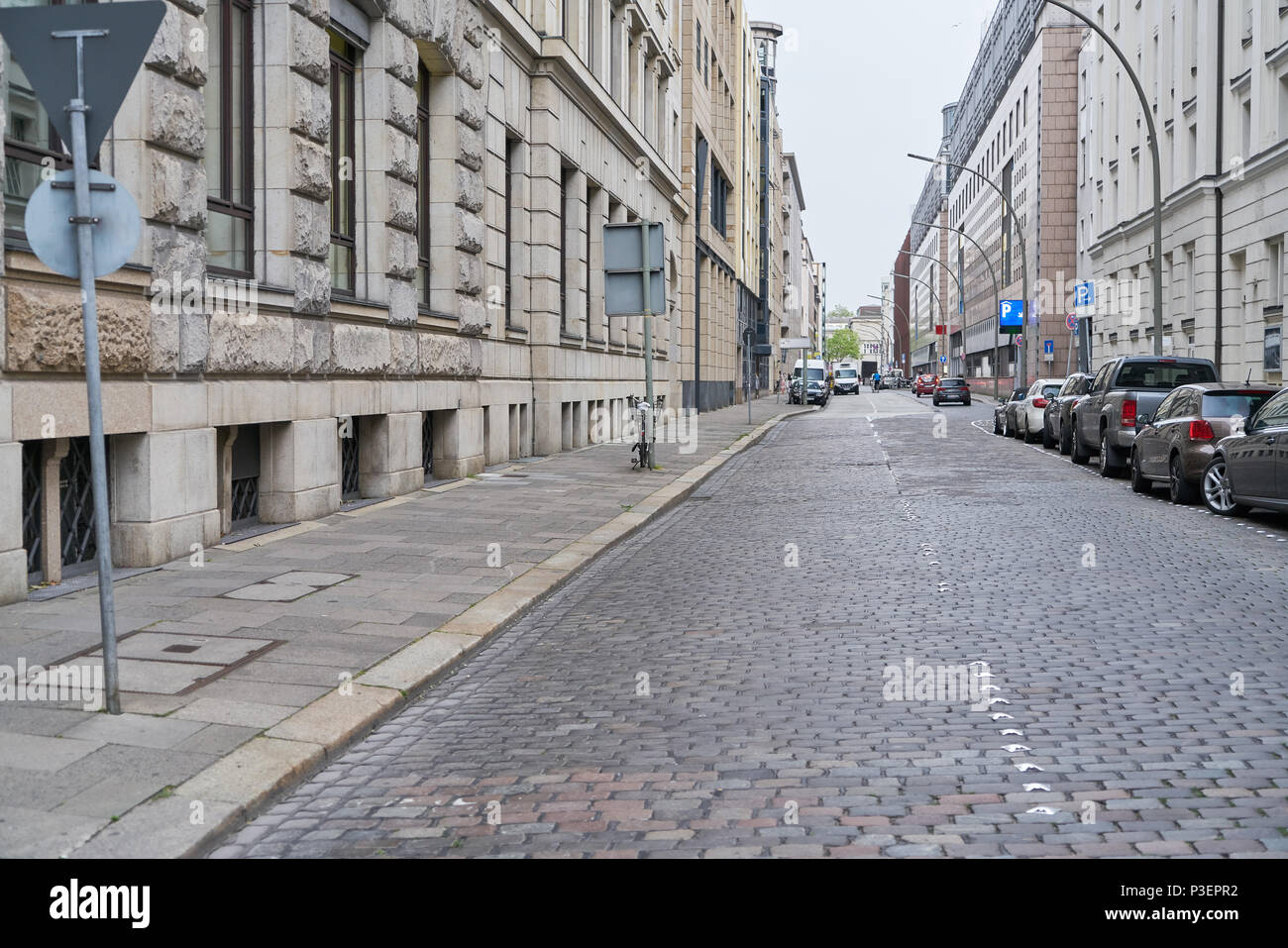 Gepflasterte leer Kopfsteinpflaster Straße mit Bürgersteig und Kandare in der Stadt Hamburg Stockfoto