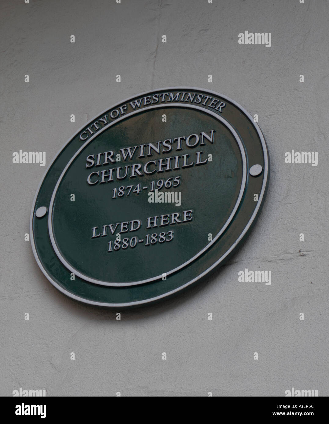 Plakette in dem Haus, in dem Sir Winston Churchill als Kind zwischen 1880-1883 in 29 St James's Place, London, England, UK gelebt Stockfoto