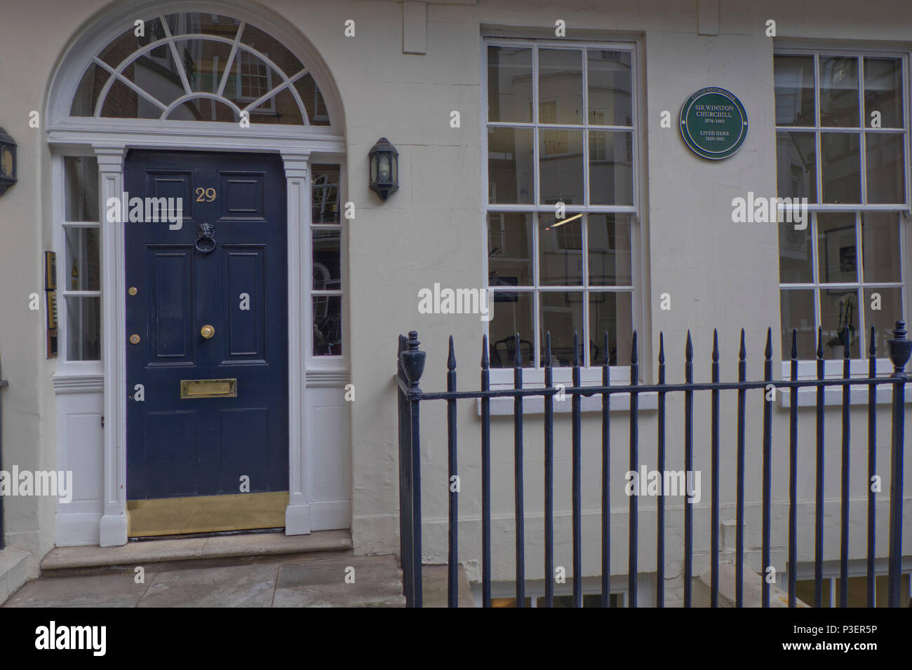 Plakette in dem Haus, in dem Sir Winston Churchill als Kind zwischen 1880-1883 in 29 St James's Place, London, England, UK gelebt Stockfoto