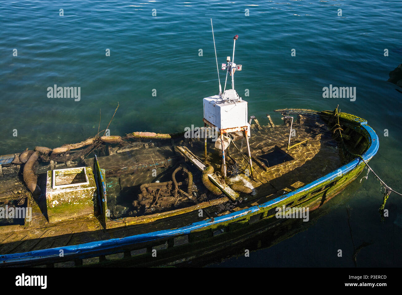 Versunkenen Fischerboot im Hafen von Estepona, Stockfoto