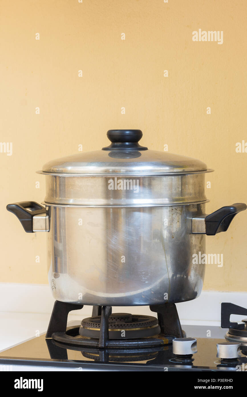 Big Hot Pot auf Gas Herd in der modernen Küche. Stockfoto