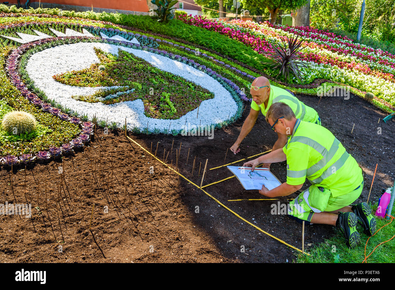 Ronneby, Schweden - 16. Juni 2018: Professionelle Gärtner Blumen Pflanzen in einem öffentlichen Park, Tingshusparken, in der Feier des 100. Jahrestages der Stockfoto